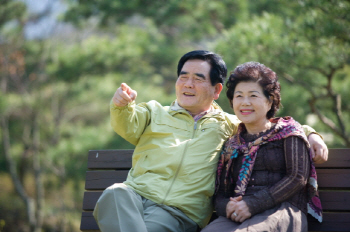 황혼 재혼 자녀가 반대한다면? '男 상관없다 또는 설득' 女는 어떻게?