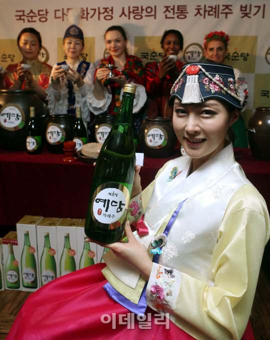 [포토]전통 차례주 직접 빚어 보세요