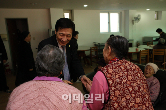 [포토]이상목 미래창조과학부 제1차관 우술라의 집(노인거주시설)을 방문해 위문-2