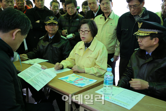 [포토]尹해양 "기름유출, 방제가 우선..피해대책 마련도 최선"