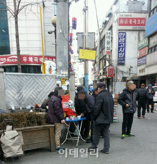 화상 경마장 "담배연기 속 술판..못살겠다" 아우성