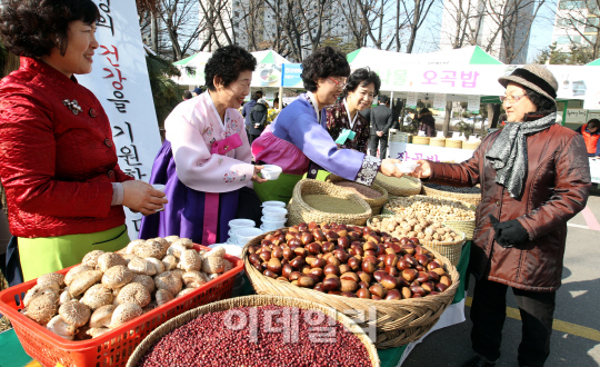 [포토]농협, 정월대보름 맞아 오곡밥 나눔행사 개최