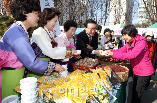 [포토]농협 정월대보름 맞아 오곡밥 나눔행사 개최