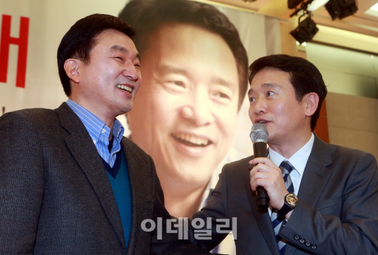 [포토]남경필 의원과 인사하는 원희룡 의원