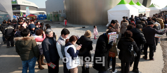 [포토]'끝없는 줄' 현대엠코 센트로엘 모델하우스