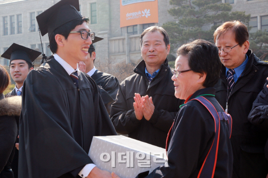 동국대 총학, 졸업식 날 미화원들에게 선물 전달