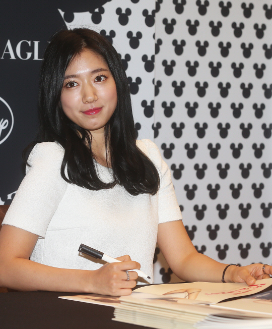 [포토] 사인 하는 박신혜