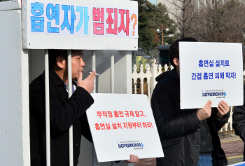 "매년 7조 세금 내는데" 흡연실 없어 거리로