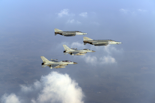 [포토] '24년 노후 정찰기' F-4C 최종임무 마치고 퇴역