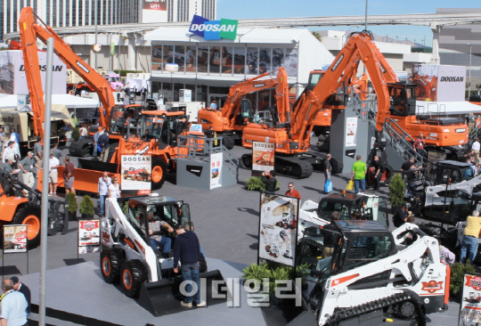 두산인프라, 최대 건설중장비 전시회 '콘엑스포 2014' 참가
