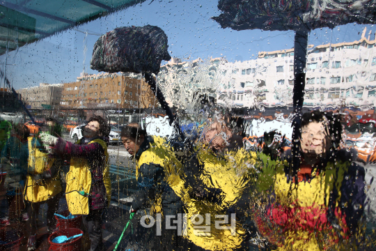[포토]겨우내 쌓인 먼지 깨끗하게