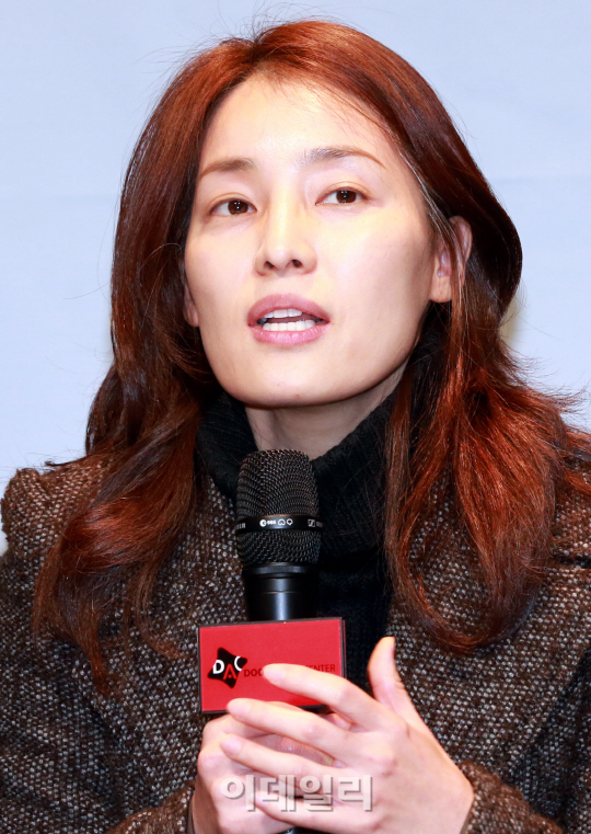 [포토]인사말하는 배우 강지은