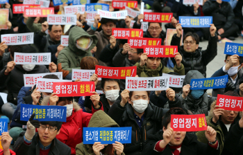 거리로 나온 휴대폰 유통업계..."27만원 보조금 규제 개정하라"                                                                                                                                   