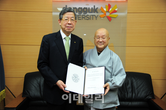 조계종 원로의원 인환스님, 동국대에 1억 기부