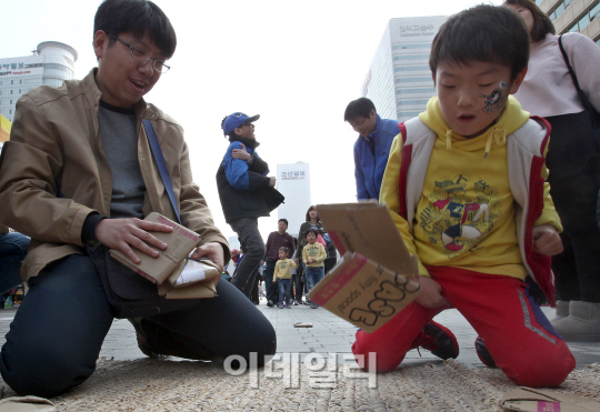 [포토]도심에서 즐기는 딱지치기