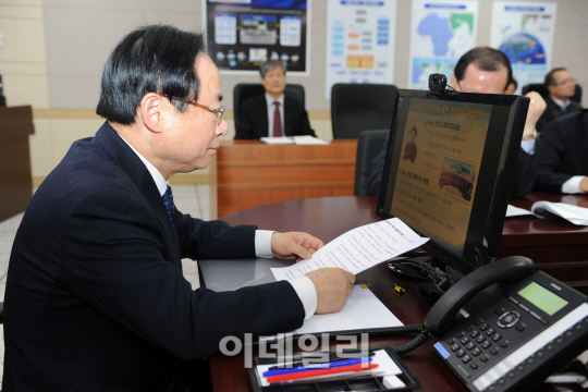 [포토]이주영 장관, 독도등대· 남극기지에 격려전화