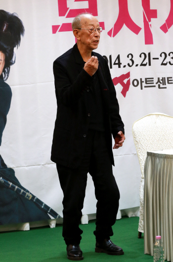 [현장에서] 벌떡 일어나 기마자세…日 연극거장의 재치