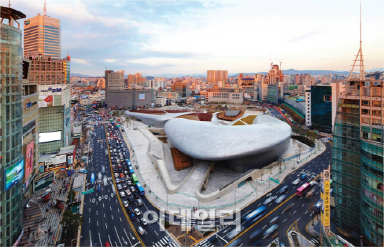 기둥없는 곡선의 예술…DDP, 서울 새 랜드마크로 '우뚝'