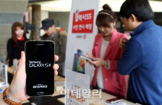 [포토]갤럭시S5 미리 체험해보세요!