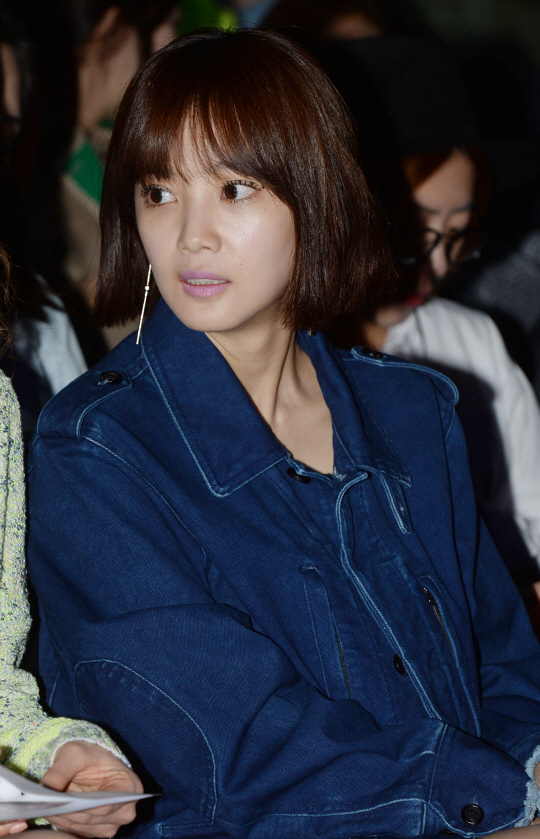 [포토] 윤승아, 분홍색 립스틱과 청으로