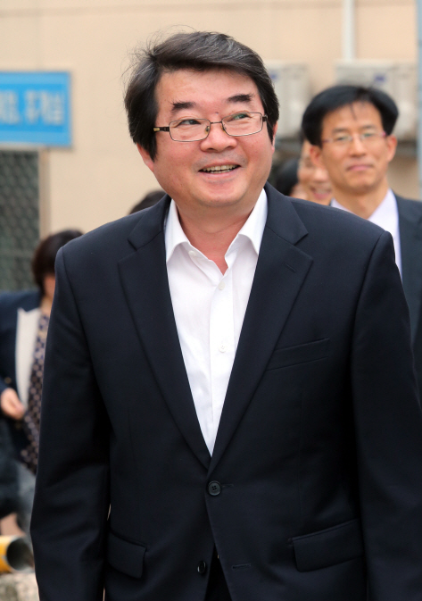 안도현 시인, 항소심서 모두 `무죄`.."트위터 글 공익목적"