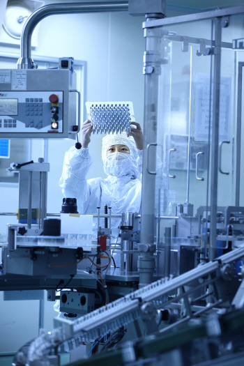 녹십자 독주..더 뜨거워진 독감백신 '쟁탈戰'