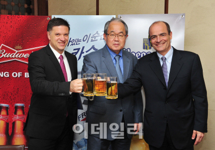 오비맥주, AB인베브에 재편입..'현 경영진 그대로 유지'