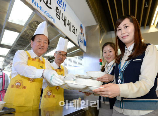 김주하 농협은행장, 직원들에게 삼계탕 나눠준 까닭은
