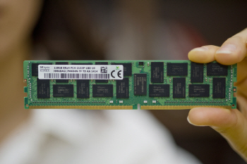 SK하이닉스, '128GB DDR4 모듈' 세계 최초 개발