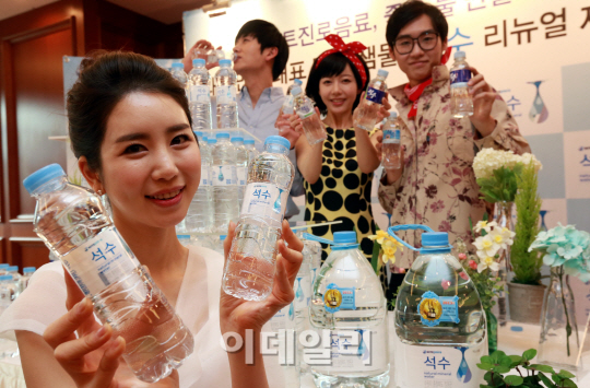 [포토]좋은 물 만들기 33년...리뉴얼 출시 된 '석수'