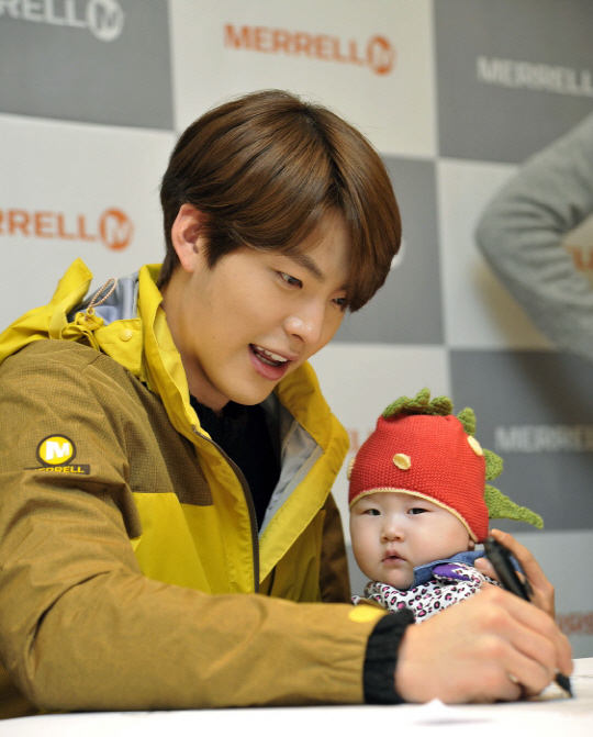 김우빈, 아기 안고 '아빠 미소'                                                                                                                                                           