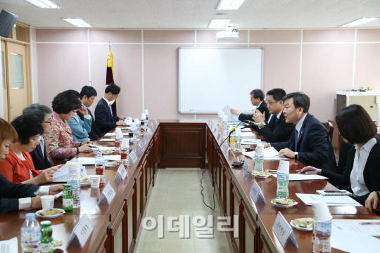 신제윤 "부당한 장애인 보험상품 가입 거절 근절할 것"