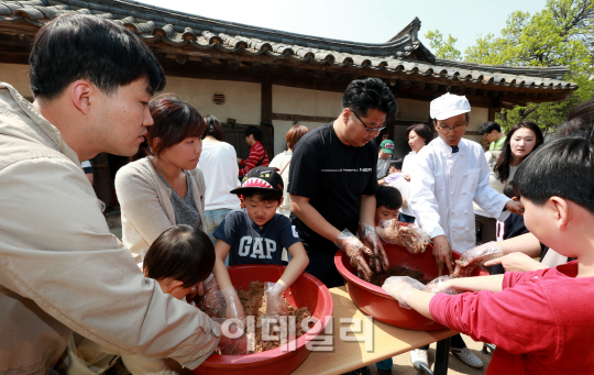 [포토]'고사리 손으로 장 담그는 날'
