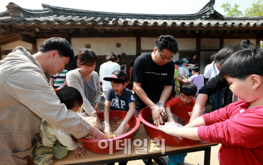 [포토]'열두 달 세시풍속, 음력 3월 장 담그기 행사'
