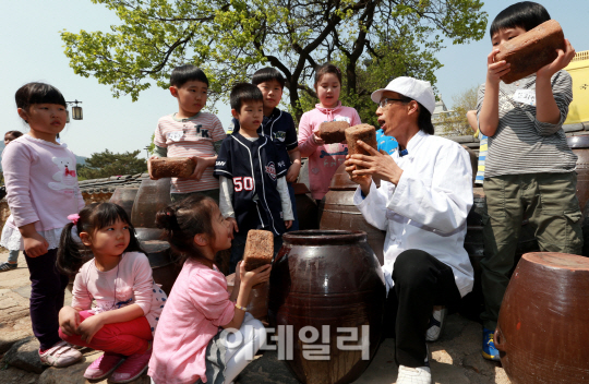 [포토]'장 담그는 거 재밌어요'