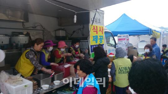  “힘 보태야죠”‥생업 포기하고 진도 현장 찾은 ‘민간 자원봉사자’