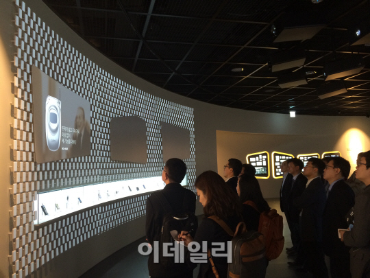 "TV·휴대폰 '조상님'들 만나보실래요"..삼성 '전자박물관' 개관