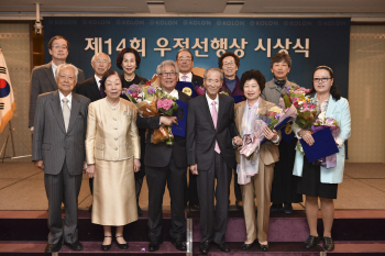 코오롱 우정선행상 '대상'에 마산 봉사여왕 김숙자씨