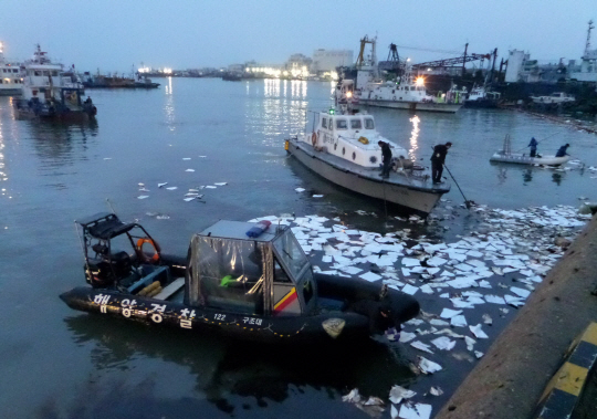 [포토] 인천 연안부두서 예인선 침수…기름 9㎘ 유출