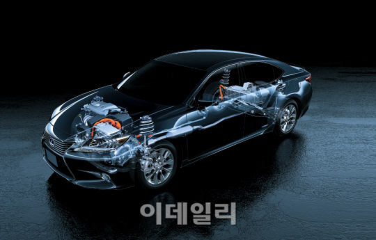 [시승기]조용한 실내공간 뛰어난 연비 '렉서스 ES300h'
