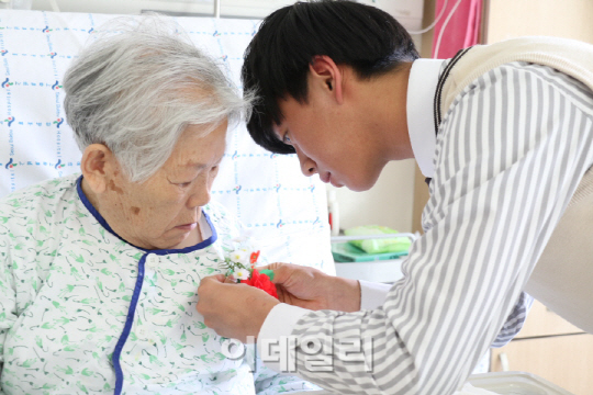 북부병원, 어버이날 '카네이션 달아드리기'행사