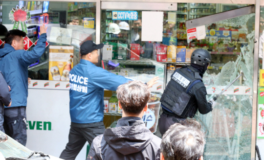 [포토] 부산 편의점 인질범 강제진압