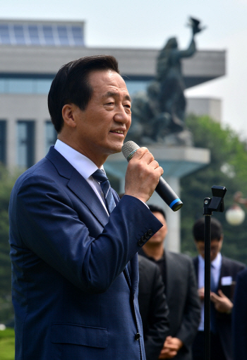 국회떠나는 정몽준, “대통령 정치멀리해선 안돼”                                                                                                                                                         