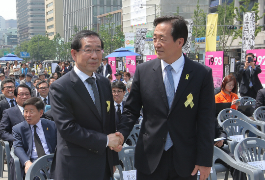  악수하는 서울시장 여야 후보                                                                                                                                                                      