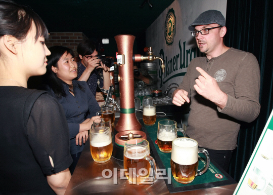 [포토]황금빛 라거 맥주 필스너 우르켈-2