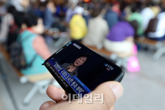 [포토]대국민 담화 관심 집중