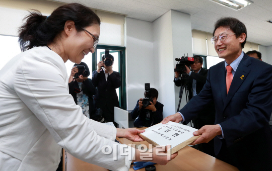 [포토]교육감 후보 등록하는 조희연 교수