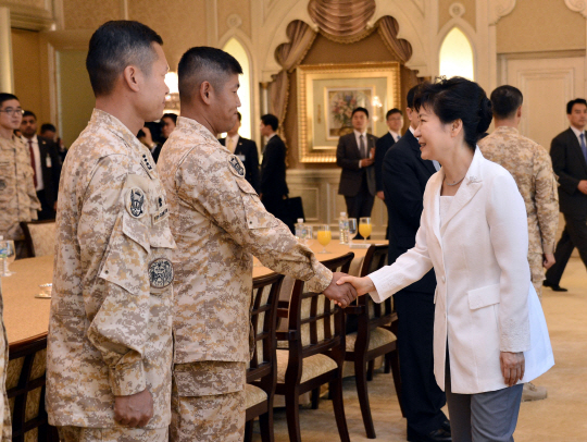 [포토] 박 대통령, UAE서 활동하는 아크부대 장병들 격려