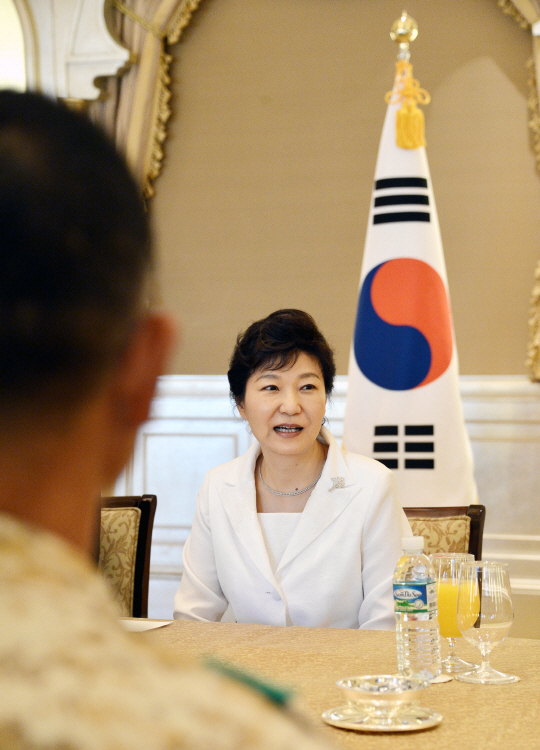 [포토] 아크부대 장병들과 대화 나누는 박근혜 대통령
