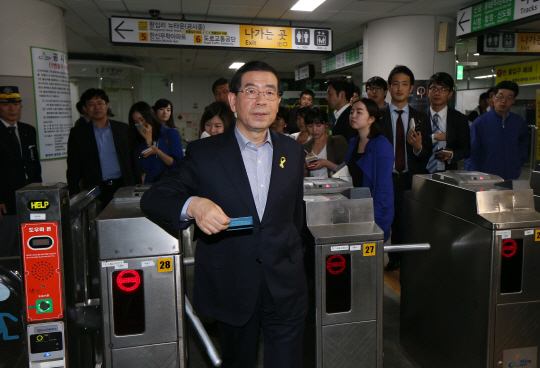 [포토] 개찰구 통과하는 박원순 후보